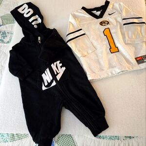 Infants Nike black one piece and a matching Nike logo..